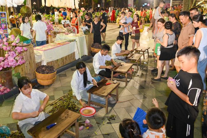 Các bạn trẻ tại xã Hồng Sơn với đôi bàn tay khéo léo trình diễn công đoạn kéo sợi từ cuống sen để dệt nên lụa tơ sen.