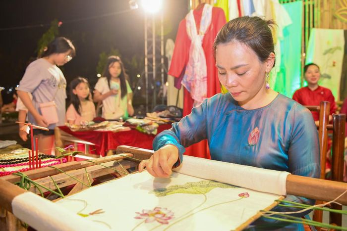 Tại Không gian "Sen-Nghệ thuật và sáng tạo", những bức thư họa, tác phẩm mỹ thuật lấy cảm hứng từ hoa sen được trưng bày trang trọng.