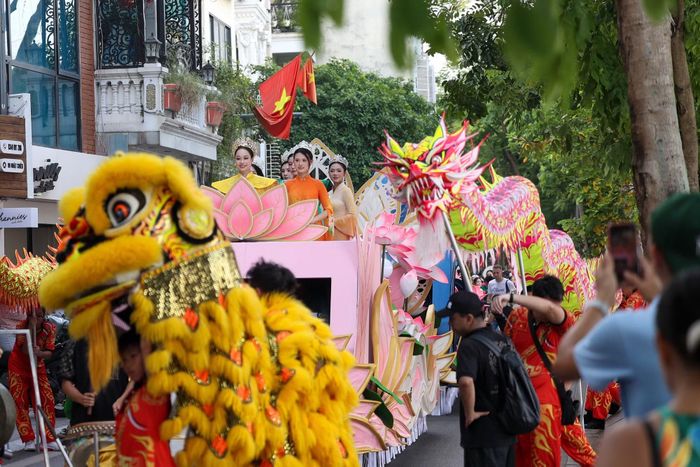 Dòng người lấp lánh sắc màu trải dài quanh các tuyến phố Tây Hồ tạo nên một bầu không khí lễ hội thực sự bùng nổ và gắn kết.