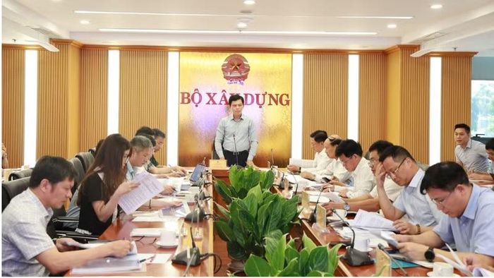 Thứ trưởng Xây dựng Lê Anh Tuấn, Phó Chủ tịch Hội đồng thẩm định, phát biểu chỉ đạo tại hội nghị. (Ảnh: Cổng thông tin Bộ Xây dựng)