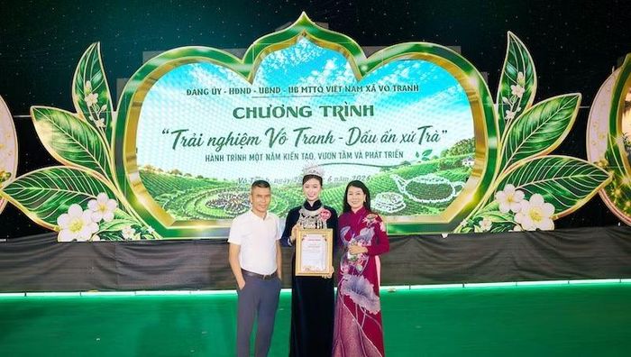 Nhà thiết kế Hàn Phượng (ngoài cùng bên phải) và thí sinh giành giải Nhất "Duyên dáng xứ trà" (đứng giữa).