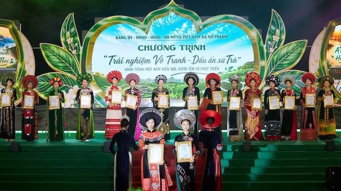 Top 20 thí sinh vào chung kết "Duyên dáng xứ trà" trình diễn áo dài dân tộc.
