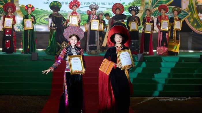 Thời trang áo dài tôn vinh chất liệu và hoa văn truyền thống của các dân tộc miền núi và trung du.