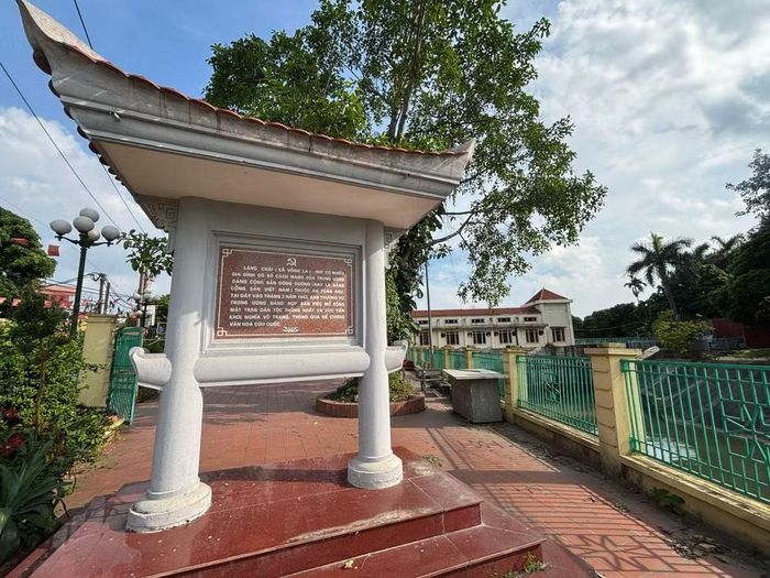 Khu nhà truyền thống An toàn khu Trung ương Đảng thời kỳ 1941-1945 tại thôn Võng La.