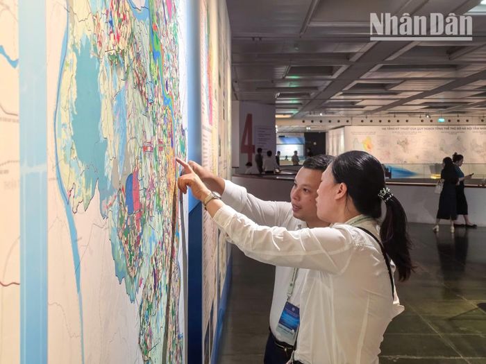 Việc hàng nghìn người dân đến tham quan và thưởng lãm không gian trưng bày của bản quy hoạch thế kỷ cho thấy sự đồng thuận và kỳ vọng lớn từ cộng đồng đối với mục tiêu phát triển của “trái tim” đất nước.