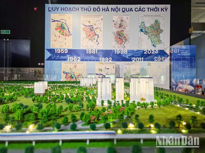 Các tấm pa-nô kích thước lớn thể hiện rõ từng thời kỳ lịch sử gắn liền với những lần mở rộng địa giới hành chính và sau cùng là mở ra viễn cảnh về một đô thị “đáng sống” mang tên Hà Nội.