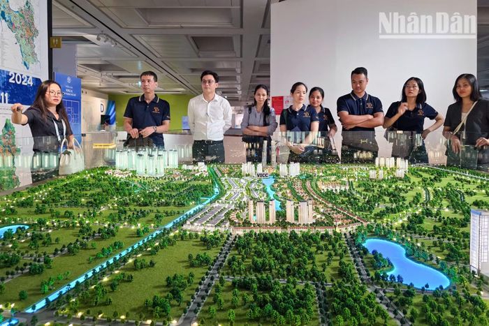 Đặc biệt, sông Hồng sẽ trở thành trục cảnh quan sinh thái - văn hóa chủ đạo, từ đó thành phố trong tương lai sẽ mở rộng và phát triển rực rỡ hai bên bờ sông.