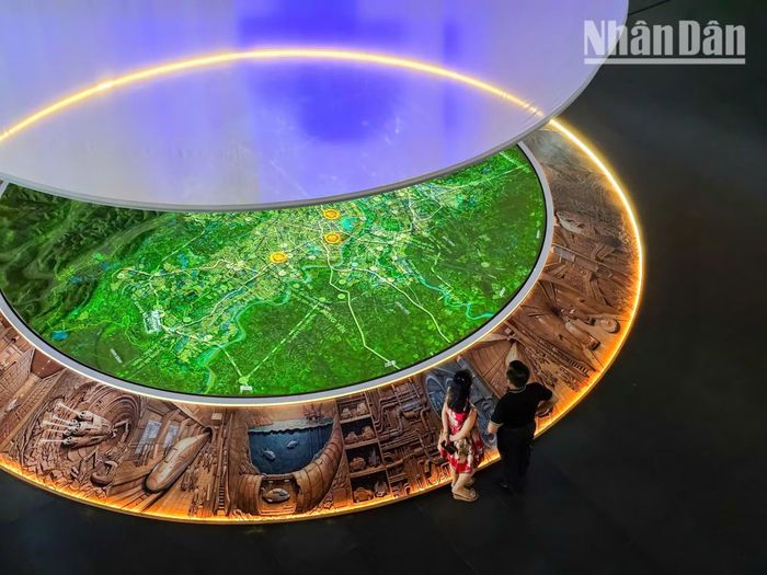 Tại vị trí trung tâm ở tầng 1, sa bàn tròn quy hoạch tổng thể với đường kính lên tới 7m cập nhật đầy đủ các nội dung chỉ giới mới nhất của đồ án.