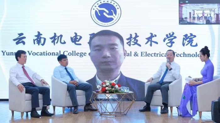 Tọa đàm chuyên đề “AI và tương lai của giáo dục nghề nghiệp” với sự tham gia của các nhà quản lý, chuyên gia và đối tác quốc tế trong lĩnh vực giáo dục nghề nghiệp.