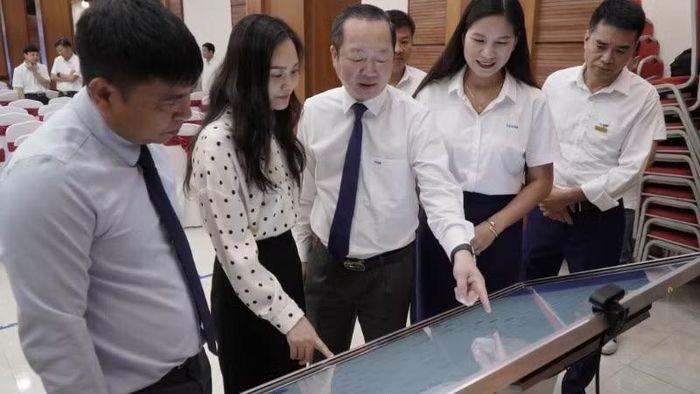 Tiến sĩ Đồng Văn Ngọc giới thiệu mô hình HCEM Smart Campus tích hợp đồng bộ các giải pháp tuyển sinh, quản trị, đào tạo, học tập và hệ thống trợ lý AI chuyên biệt, hướng tới tự động hóa toàn diện các hoạt động của nhà trường.
