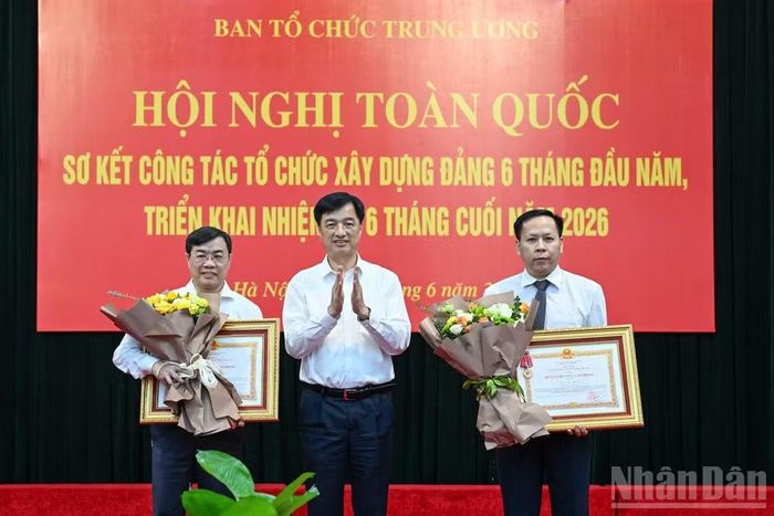 Đồng chí Nguyễn Duy Ngọc trao Huân chương Lao động hạng Ba tặng các tập thể có thành tích xuất sắc. (Ảnh: DUY LINH)