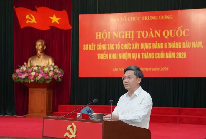 Đồng chí Hà Minh Hải trình bày Báo cáo sơ kết tại hội nghị. (Ảnh: HẢI ĐĂNG)