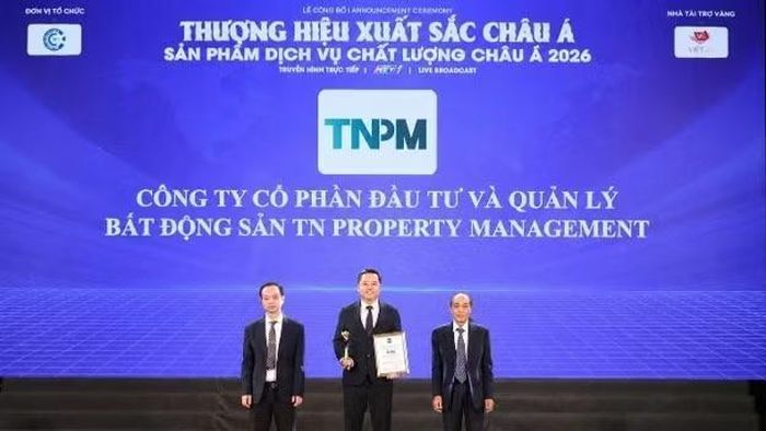 Đại diện TNPM nhận Cup và chứng nhận từ Ban tổ chức giải thưởng.