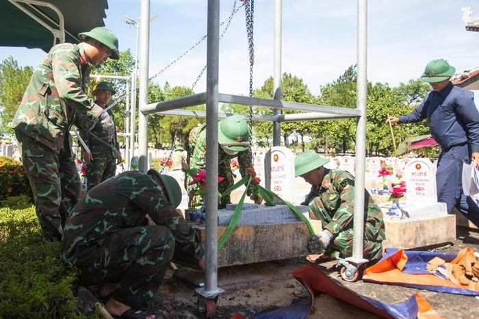 Lực lượng chức năng triển khai lấy mẫu sinh phẩm phục vụ giám định ADN tại nhiều nghĩa trang liệt sĩ ở tỉnh Quảng Trị. Ảnh: CƯỜNG TRẦN