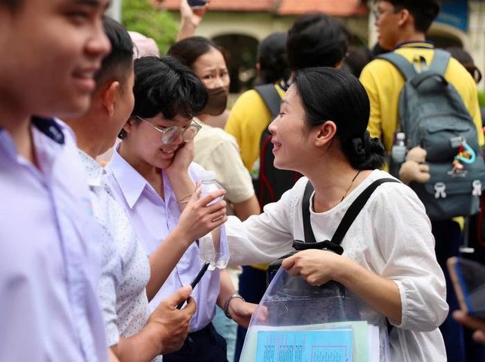Nhiều phụ huynh đồng hành với con em mình tại kỳ thi vào lớp 10 vừa qua. Ảnh: HOÀNG TRIỀU