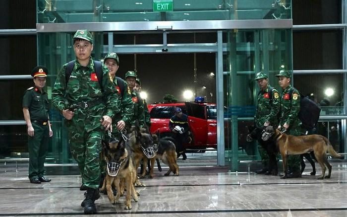 Đội sử dụng chó nghiệp vụ tìm kiếm cứu nạn thuộc Trường Trung cấp 24, Bộ tư lệnh Bộ đội Biên phòng tham gia đoàn công tác. Ảnh: QĐND