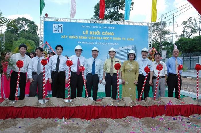 GS-TS-BS Nguyễn Đình Hối cùng các đại biểu tại lễ khởi công xây dựng Bệnh viện Đại học Y Dược TPHCM