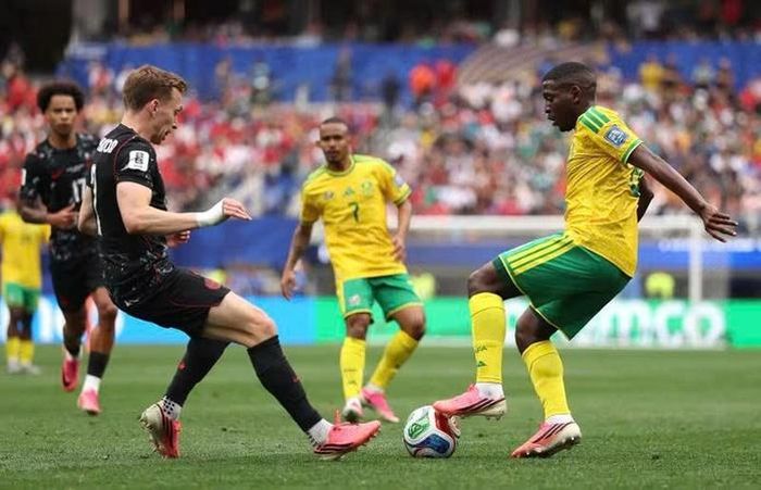 World Cup 2026 đã trở thành cột mốc đặc biệt của bóng đá Canada (trái)