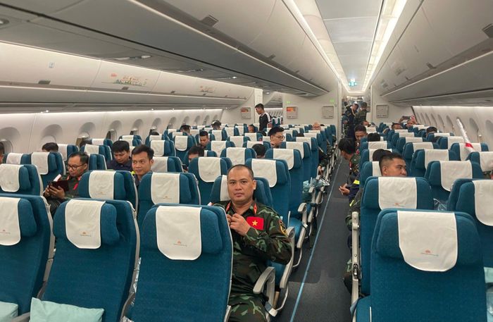 Chuyến bay đặc biệt này không chỉ là nhiệm vụ mà còn là cam kết của Hãng hàng không Quốc gia trong việc lan tỏa tinh thần nhân ái, kết nối và sẻ chia với bạn bè quốc tế. Ảnh: QĐND