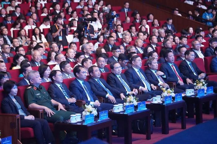 Chủ tịch Quốc hội Trần Thanh Mẫn với các đại biểu, các doanh nghiệp, nhà đầu tư dự Hội nghị