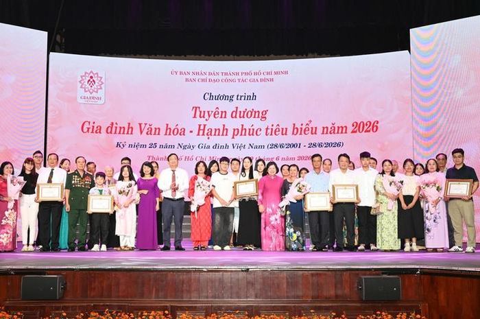 104 gia đình văn hóa - hạnh phúc tiêu biểu được tuyên dương tại chương trình nhân kỷ niệm 25 năm Ngày Gia đình Việt Nam