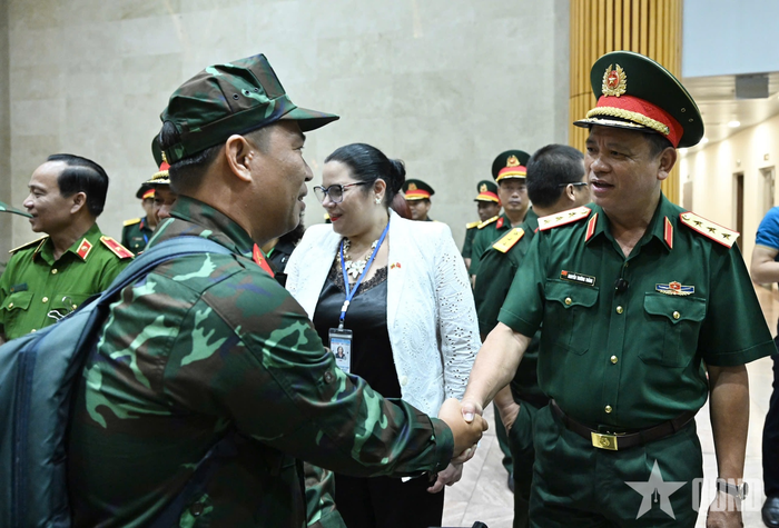 Thượng tướng Nguyễn Trường Thắng động viên các quân nhân lên đường làm nhiệm vụ. 