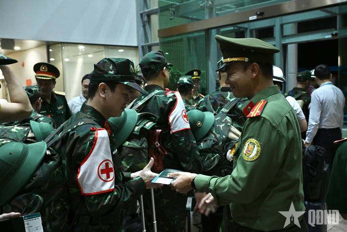  Các thành viên đoàn công tác lên máy bay tới Venezuela.
