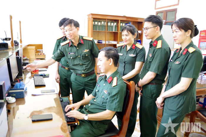  Cơ quan chức năng Bộ Quốc phòng kiểm tra hệ thống quản lý văn bản, ứng dụng công nghệ thông tin và chuyển đổi số tại Bộ CHQS tỉnh Tuyên Quang. Ảnh: TRẦN HÀO