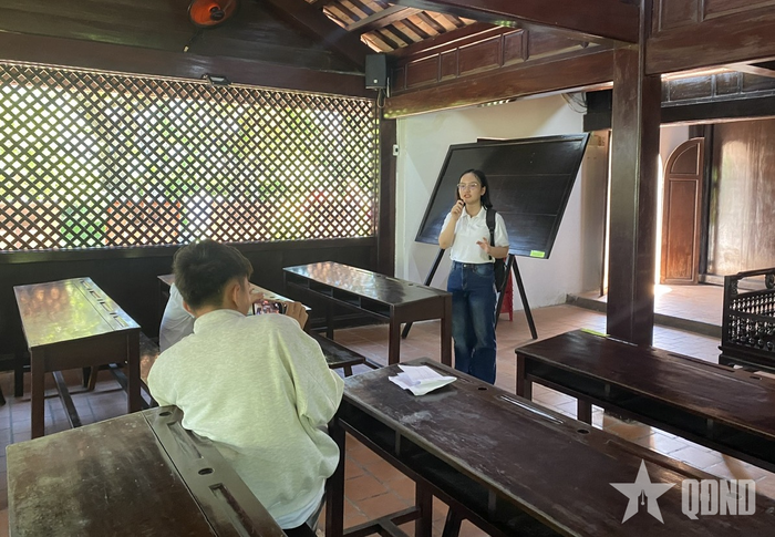  Giới trẻ tự hào ghi lại khoảnh khắc tại lớp học nơi Bác Hồ từng dạy học ở Trường Dục Thanh năm xưa.