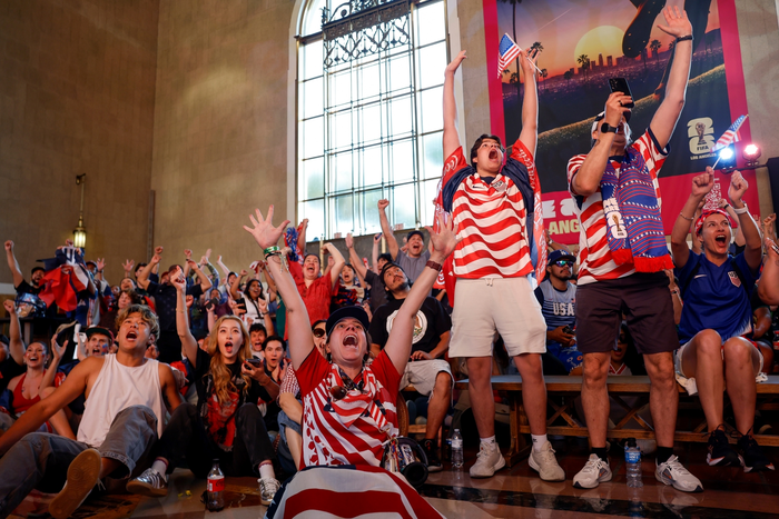  Cổ động viên tụ tập tại nhà ga trung tâm Union Station để theo dõi trận đấu giữa đội tuyển đồng chủ nhà Mỹ và Thổ Nhĩ Kỳ. Ảnh: AP 