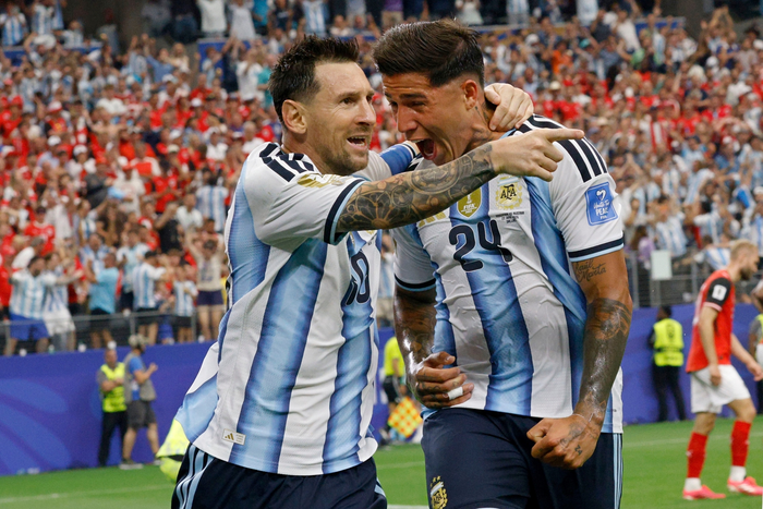 Enzo Fernandez (bên phải) cùng Lionel Messi tại đội tuyển Argentina. Ảnh: AP 