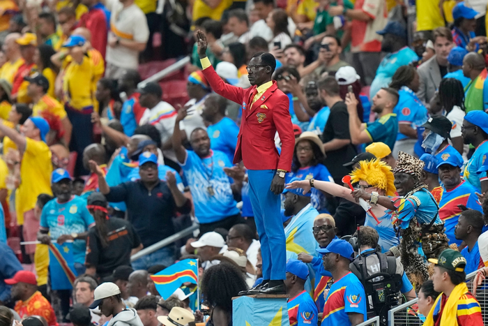 "Siêu cổ động viên" Michel Kuka Mboladinga. ảnh: AP 