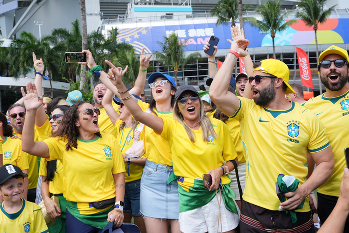 Các cổ động viên Brazil "nhuộm vàng" Houston (Texas, Mỹ). Ảnh: AP