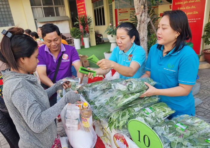 Chương trình tặng rau hữu cơ cho người dân của Hợp tác xã Nông nghiệp Tuấn Ngọc.