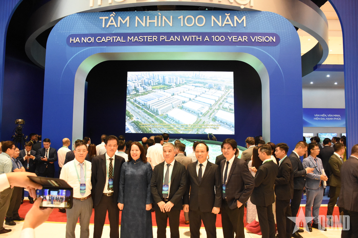  Các đại biểu tham quan không gian trưng bày tại hội nghị. 