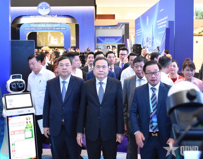  Chủ tịch Quốc hội Trần Thanh Mẫn tham quan khu công nghệ số tại hội nghị. 