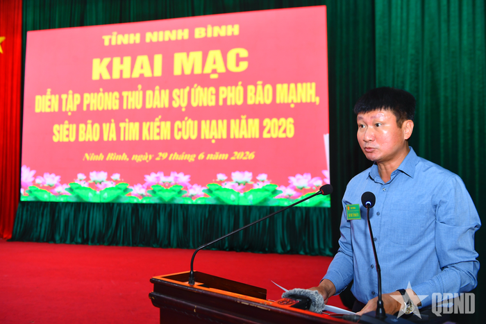 Đồng chí Trần Huy Tuấn, Ủy viên Trung ương Đảng, Bí thư Tỉnh ủy, Trưởng ban chỉ đạo diễn tập tỉnh Ninh Bình phát biểu khai mạc diễn tập. Ảnh: TUẤN HUY