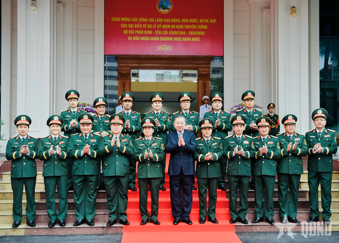  Tổng Bí thư, Chủ tịch nước Tô Lâm với các đại biểu tại Bộ tư lệnh Pháo binh - Tên lửa.