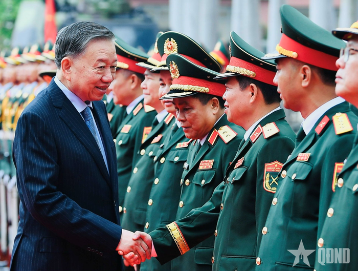 Các đại biểu đón Tổng Bí thư, Chủ tịch nước Tô Lâm. 