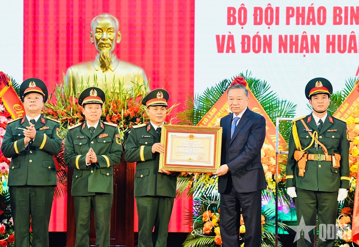 Tổng Bí thư, Chủ tịch nước Tô Lâm trao Huân chương Bảo vệ Tổ quốc hạng Nhất tặng Bộ tư lệnh Pháo binh - Tên lửa. 