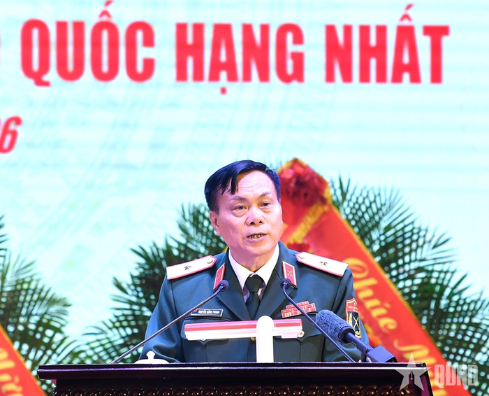  Thiếu tướng Nguyễn Hồng Phong, Tư lệnh Bộ tư lệnh Pháo binh - Tên lửa trình bày diễn văn kỷ niệm tại buổi lễ.