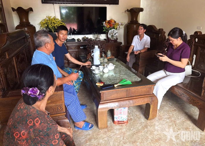 Ông Nguyễn Thái Hòa (thứ 2 từ phải sang) và chị Lê Thị Huyền (ngoài cùng bên phải) đi tìm thông tin liệt sĩ Nguyễn Hữu Viện tại xã Hải Hưng (tỉnh Ninh Bình). Ảnh: TIẾN THUẬN 