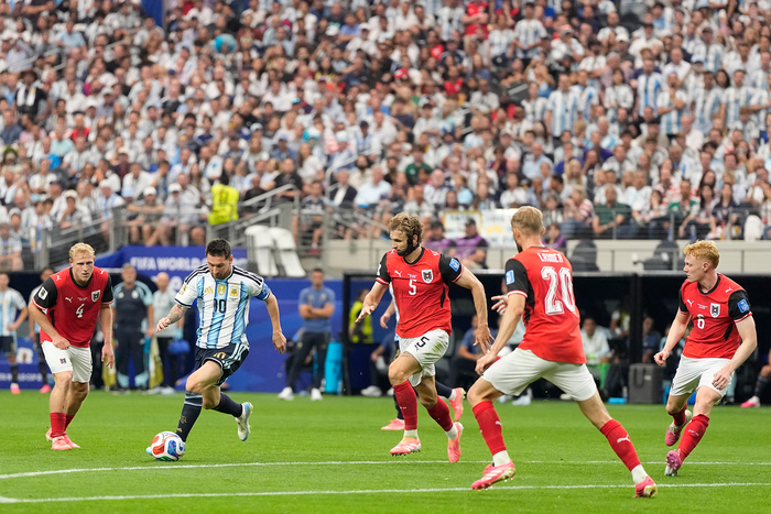 Siêu sao Lionel Messi của Argentina dẫn bóng trong trận đấu thuộc bảng J World Cup 2026 giữa Argentina và Áo. Ảnh: AP 