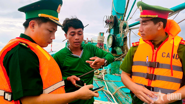  Cán bộ Đồn Biên phòng Thổ Châu hướng dẫn ngư dân sử dụng ứng dụng eCDT phục vụ quản lý hoạt động khai thác thủy sản. Ảnh: Danh Hiếu 