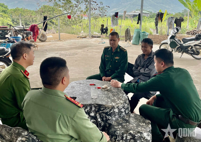  Công an xã và Bộ đội Biên phòng tăng cường bám bản, tích cực tuyên truyền, phổ biến giáo dục pháp luật tới người dân.