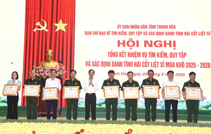 Đồng chí Đầu Thanh Tùng, Phó chủ tịch UBND tỉnh, Trưởng Ban Chỉ đạo tỉnh trao Bằng khen của UBND tỉnh Thanh Hóa tặng bằng khen cho các tập thể, cá nhân có thành tích xuất sắc trong tìm kiếm, quy tập hài cốt liệt sĩ mùa khô 2025-2026.