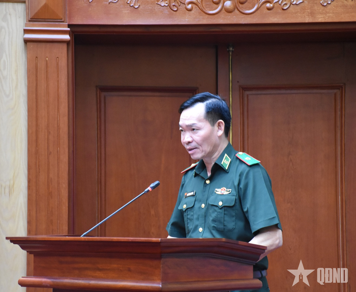 Thiếu tướng Nguyễn Xuân Toàn, Ủy viên Ban Thường vụ Đảng ủy, Chủ nhiệm Chính trị Bộ đội Biên phòng trình bày dự thảo Nghị quyết lãnh đạo thực hiện nhiệm vụ 6 tháng cuối năm 2026.