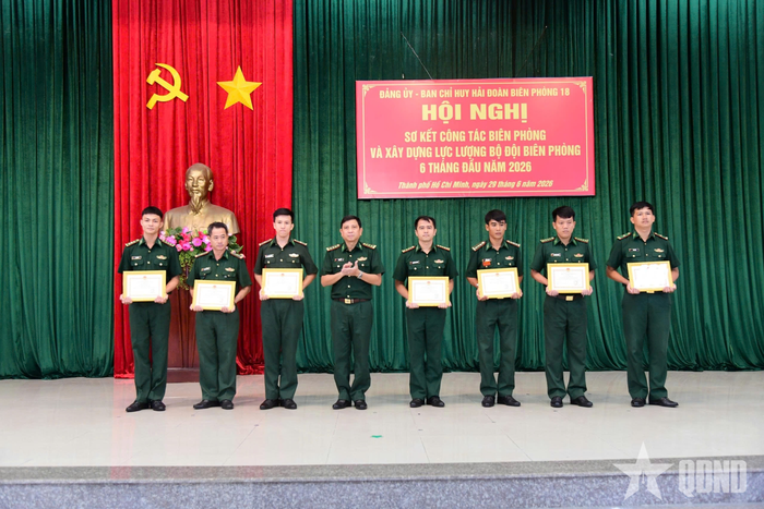 Lãnh đạo Hải đoàn Biên phòng 18 tặng giấy khen cho các cá nhân đạt thành tích xuất sắc trong phong trào thi đua 6 tháng đầu năm 2026.