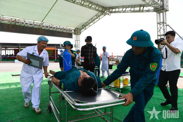  Đưa nạn nhân vào cấp cứu trong bệnh viện dã chiến.
