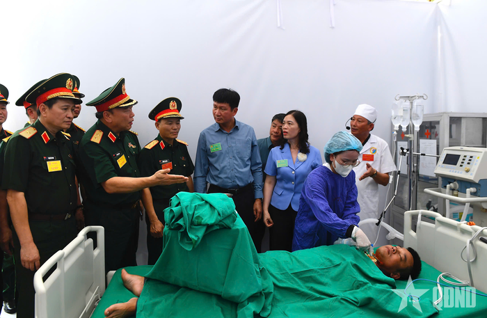  Trung tướng Lê Quang Đạo và các đại biểu tham quan bệnh viện dã chiến.